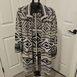 Women's Black and White Patterned Sweater